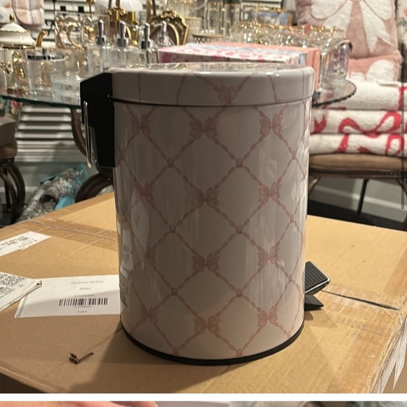 Small white garbage can with pink bows - Picture 2 of 7